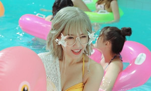 Hari Won lần hiếm hoi diện bikini khoe vòng 1 gợi cảm