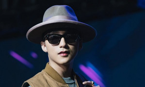 Fan nữ đưa mẹ đến gặp để xin kết hôn, Sơn Tùng M-TP phản ứng cực dễ thương