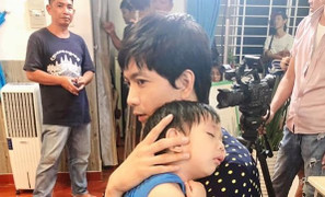 Được khuyên để Quỳnh Anh dựa vào vai, Tim trả lời: 'Nó là ai vậy?'