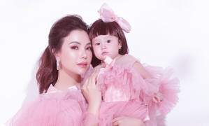 Con gái Trà Ngọc Hằng cực đáng yêu, xúng xính váy áo bên mẹ
