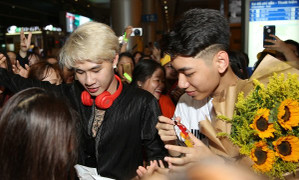 Sau ồn ào bị tố chảnh chọe, Jack và K-ICM bất ngờ khi được hàng trăm fan đón ở sân bay