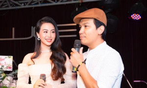 Mạnh Quỳnh trẻ trung đến chúc mừng Dương Huệ ‘Solo cùng Bolero’ tung album đầu tay