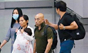 Lưu Đức Hoa mang theo đội vệ sĩ và bảo mẫu để chăm sóc vợ con