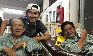 Đang nằm viện, nghệ sĩ Mạc Can vẫn ngồi xe lăn đến động viên diễn viên Mai Trần