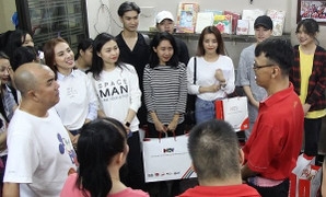 Nghệ sĩ Quốc Thuận cùng nhóm P336 mang Trung thu đến cho trẻ em khuyết tật