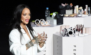 Rihanna xin lỗi vì đến sự kiện ở Hàn Quốc muộn hơn 2 giờ đồng hồ
