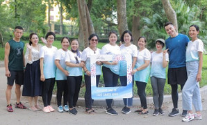 Siêu mẫu Mạnh Khang, người mẫu Tiêu Ngọc Linh hào hứng tham gia hoạt động cùng bệnh nhân ung thư