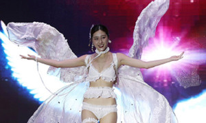 Dàn mẫu mặc bikini kết hợp áo truyền thống Trung Quốc bị chỉ trích