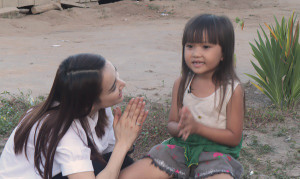 Nhã Phương giản dị, vui vẻ chơi đùa với trẻ em Tây Nguyên