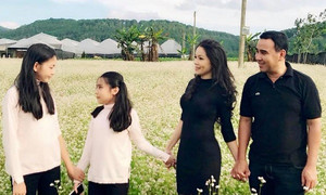Gia đình Quyền Linh hạnh phúc nắm tay nhau đi khắp thế gian
