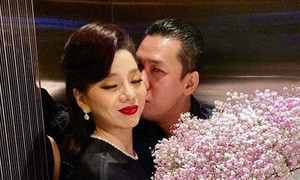 Lệ Quyên lần hiếm hoi khoe ảnh tình tứ bên chồng