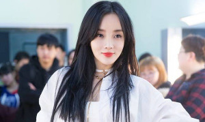 Sau ồn ào ngoại tình, Lý Tiểu Lộ bị nghi lộ ảnh nóng