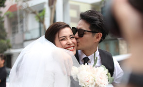 Đông Nhi ân cần lau mồ hôi, hôn má Ông Cao Thắng trong lễ rước dâu