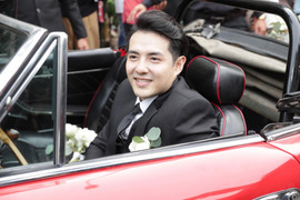 Ông Cao Thắng lái siêu xe đến đón dâu, bị fan ép ăn chanh trước khi vào nhà Đông Nhi