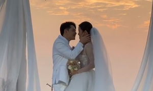 Video: Ông Cao Thắng ngọt ngào hôn môi Đông Nhi trong lễ cưới