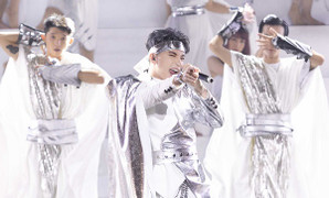 Chân bị chấn thương chưa khỏi hẳn, S.T Sơn Thạch vẫn trình diễn cực sung