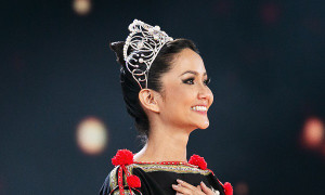 Xúc động khoảnh khắc H'Hen Niê đi catwalk với đôi chân trần và trang phục dân tộc