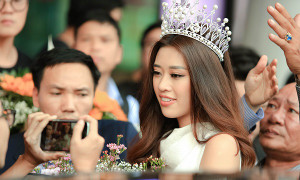 Tân Hoa hậu Hoàn vũ Việt Nam Khánh Vân rạng rỡ khi trở về TP.HCM