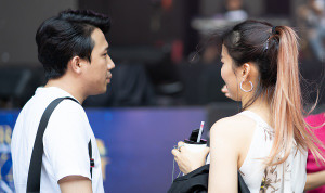 ‘Cuồng’ thần tượng như Trấn Thành: Đi tổng duyệt vẫn mang quà tặng SoHyang