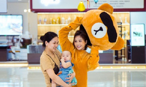 Nghe lời Thu Trang đóng giả gấu bông trêu fan, Sam nhận cái kết ‘đắng’