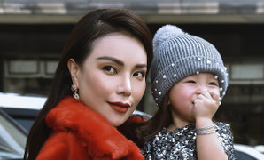 Mẹ con Trà Ngọc Hằng diện đồ nổi bật, thả dáng trong loạt ảnh đón Giáng Sinh