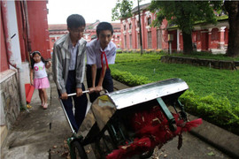 Chiếc thùng thông minh tự động thu gom rác