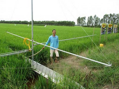 Xuồng nhôm phun thuốc bảo vệ ruộng lúa của ‘nhà khoa học’ nông dân