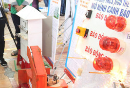 Hệ thống cảnh báo lũ hoạt động xuyên ngày đêm của học sinh Huế