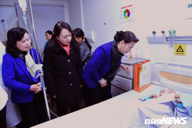 Chủ tịch Quốc hội và Bộ trưởng Y tế trao quà tết cho bệnh nhi ung thư máu