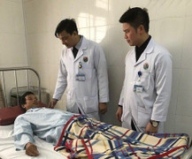 Bệnh nhân tắc ruột do bã thức ăn được phẫu thuật nội soi cứu sống