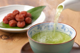 Trà nóng, rượu và thuốc lá sẽ làm hỏng thực quản thế nào?