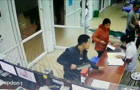 Cầm dao phay đe dọa bác sĩ vì không được tháo đốt ngón tay