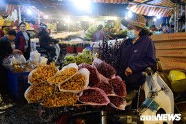 Ngày 8/3, nỗi buồn người phụ nữ đêm hôm lọ mọ buôn hoa, bán vui cho người khác