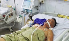Người đàn ông đang ngồi chơi đột nhiên cứng đờ, cấm khẩu
