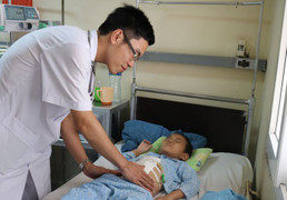 Chậu cây cảnh và hòn non bộ đổ vào người, bé trai 6 tuổi vỡ gan, đứt đôi tụy