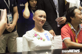 Robot Sophia kêu nóng ở Hà Nội, dời lịch giao lưu xuống buổi chiều