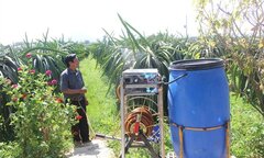 Máy tự phun thuốc bảo vệ thực vật của lão nông giúp tiết kiệm sức người