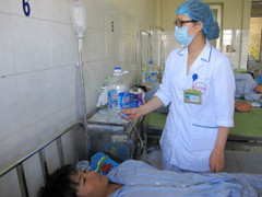 Bác sĩ bất lực nhìn bệnh nhân sốt xuất huyết trút hơi thở cuối cùng