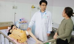 Rớt nước mắt nữ sinh lần đầu tự đi, sau 16 năm trên lưng mẹ