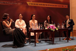 Nhà báo Tạ Bích Loan sát cánh cùng MC Lại Văn Sâm tại VTV Awards