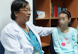 Bé gái nửa năm không thể ăn uống, đi vệ sinh