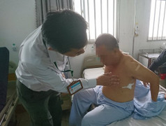 Côn đồ xông vào phòng cấp cứu hành hung bệnh nhân