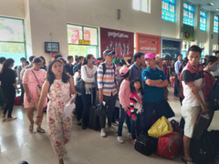 Muôn nẻo khổ vì hàng không hủy chuyến