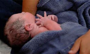 Chồng bất đắc dĩ thành 'bà đỡ' cho vợ trên taxi