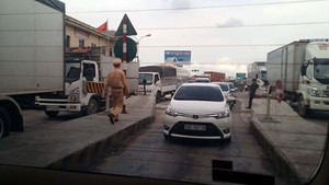 Tài xế dùng tiền lẻ trả phí BOT: Quốc lộ 5 ùn tắc trong ngày cuối nghỉ lễ