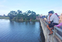 Mẹ bầu ôm 2 con nhảy sông tự tử: Tìm thấy thi thể cháu bé còn lại