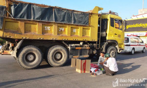 Va chạm với xe tải, mẹ nguy kịch, bé 3 tuổi chết tại chỗ