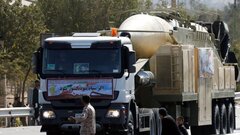 Bị Tổng thống Donald Trump chỉ trích, Iran phóng ngay tên lửa mới