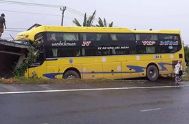 Xe khách đâm vào nhà dân, hành khách hoảng loạn kêu cứu