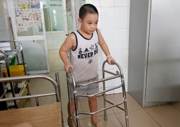 Bệnh lạ: Bé 8 tuổi ở Hà Nội hễ ngóc đầu là bất tỉnh